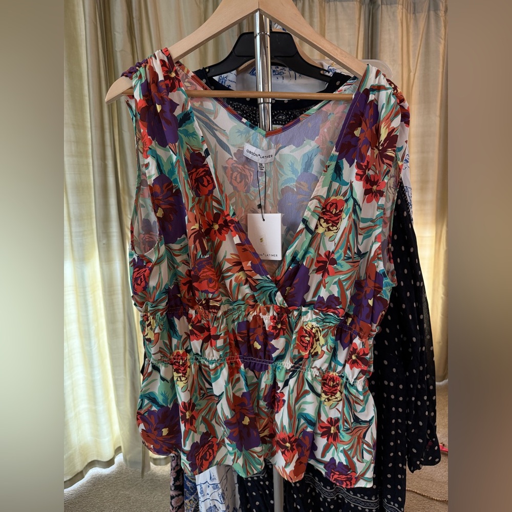 Gibson Latimer Floral V-Neck Top - Multicolor